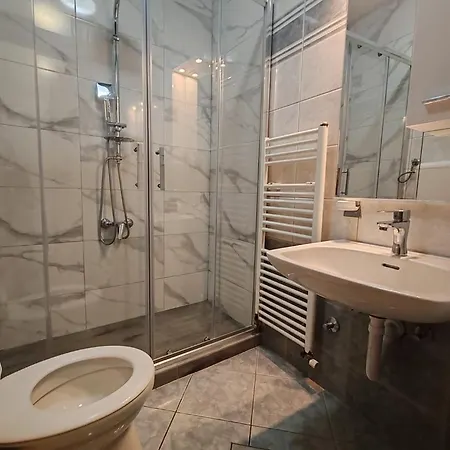 Raguz Sa Privatnom Plazom I Garazom Pensjonat 3*