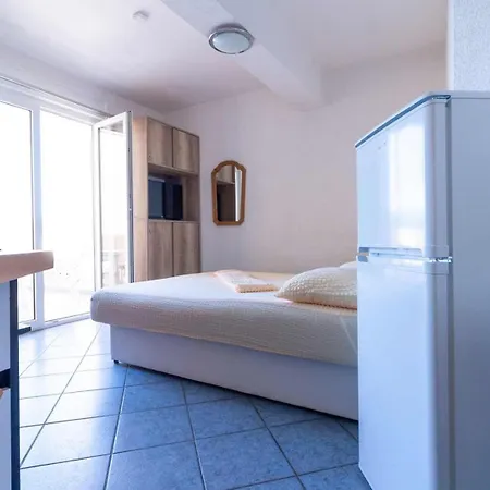 Raguz Sa Privatnom Plazom I Garazom Pensjonat 3*