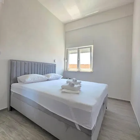Raguz Sa Privatnom Plazom I Garazom Neum