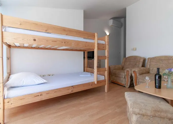 Raguz Sa Privatnom Plazom I Garazom Guest house