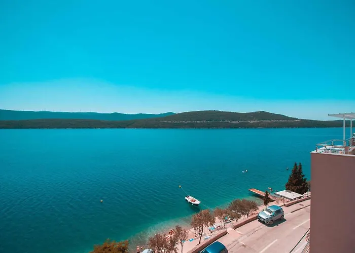 Raguz Sa Privatnom Plazom I Garazom Guest house