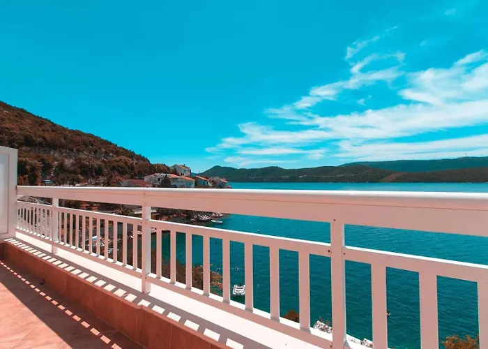 Raguz Sa Privatnom Plazom I Garazom Guest house