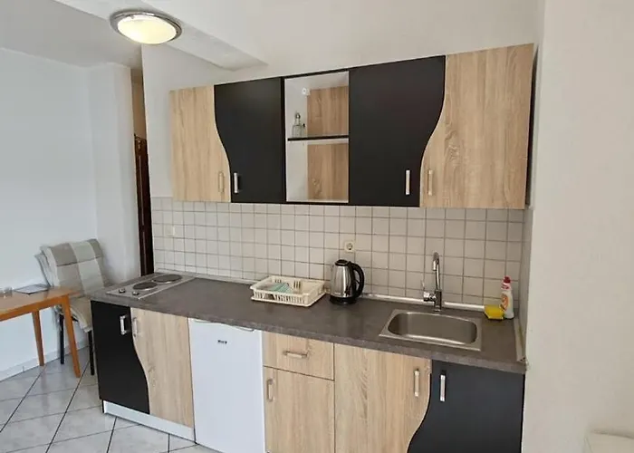 Raguz Sa Privatnom Plazom I Garazom Guest house