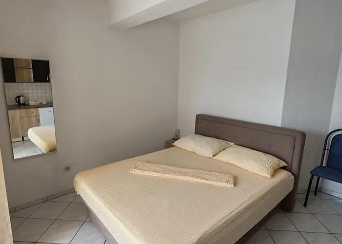 Raguz Sa Privatnom Plazom I Garazom Neum