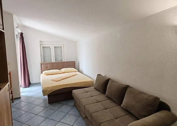 Raguz Sa Privatnom Plazom I Garazom Guest house